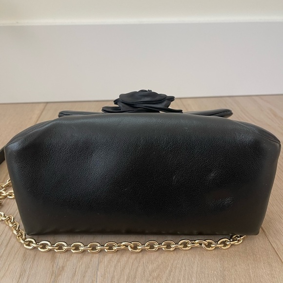 Elegant Black Handbag with Floral Accent - Picture 8 of 12